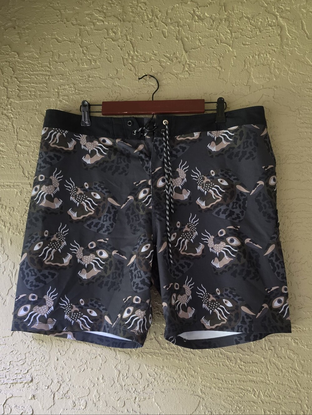 EUC Hurley Men's Black Traditional Tattoo Style Jaguar Boardshorts
